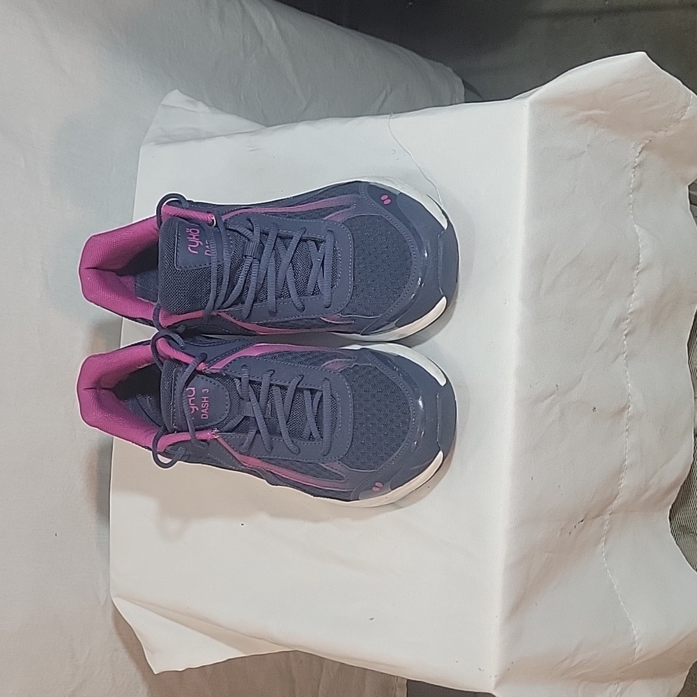 Ladies shoes/sneakers